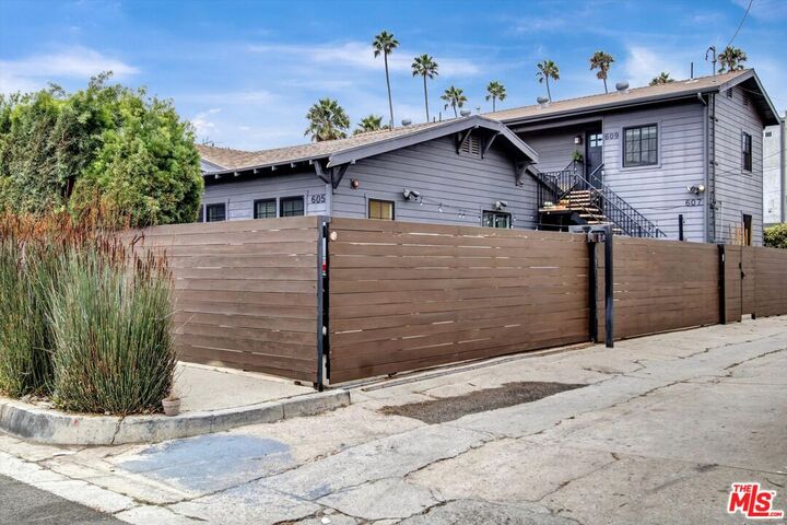 Property Photo: 605 Indiana Ave CA 90291