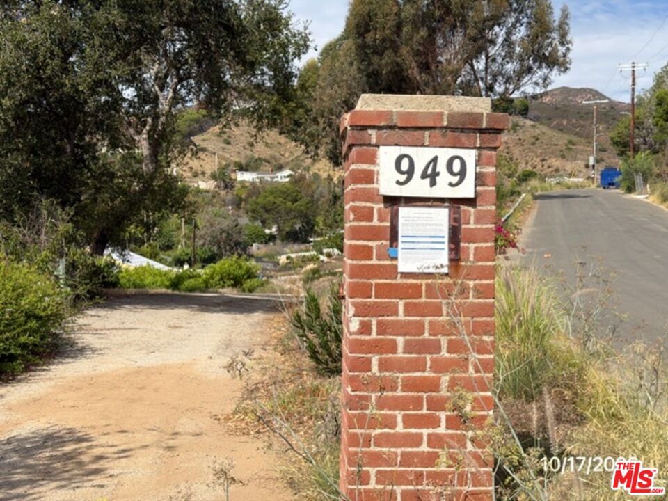 Property Photo:  949 Las Lomas Ave  CA 90272 