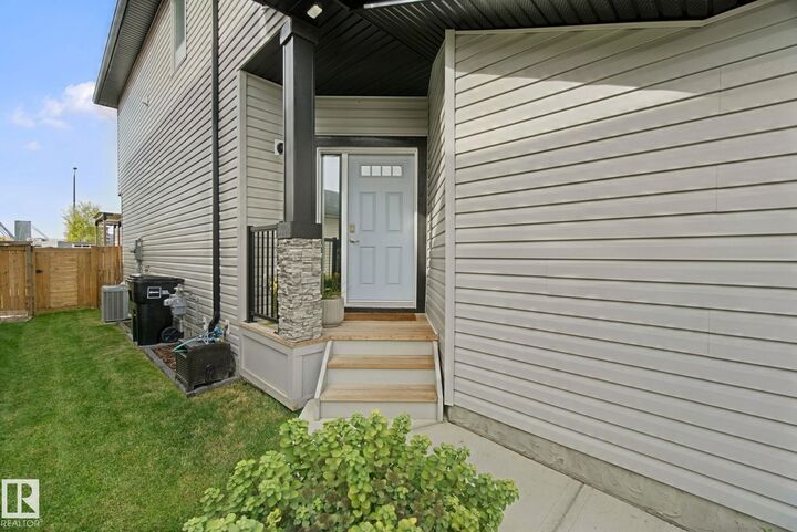 Property Photo:  818 Cavanagh Heath SW  AB T6W 3Y1 