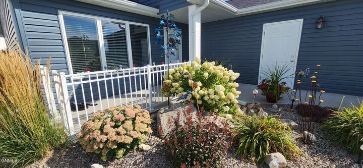 Property Photo:  212 Huron Drive  ND 58503 