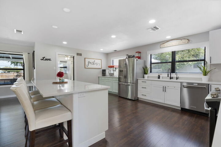 Property Photo: 420 Westminster TX 78028