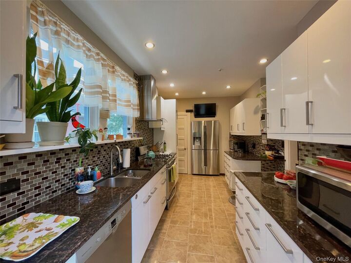 Property Photo:  42 Park Avenue  NY 10573 
