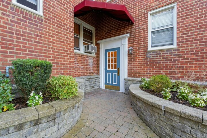 Property Photo:  9 Bryant Crescent 2N  NY 10605 