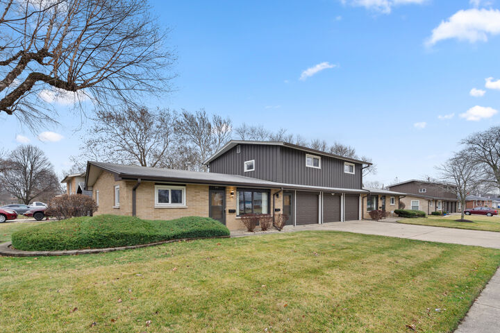 Property Photo:  537-541 N Edgelawn Drive 541  IL 60506 