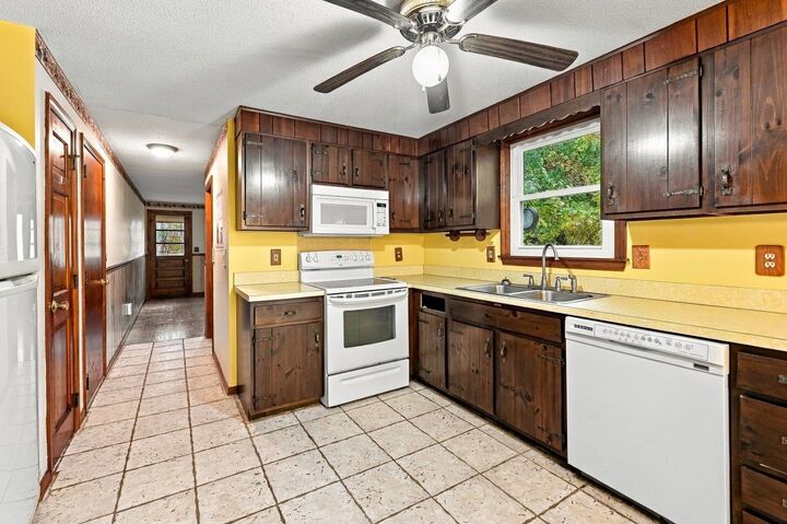 Property Photo:  10 Lancaster Drive  NH 03053 