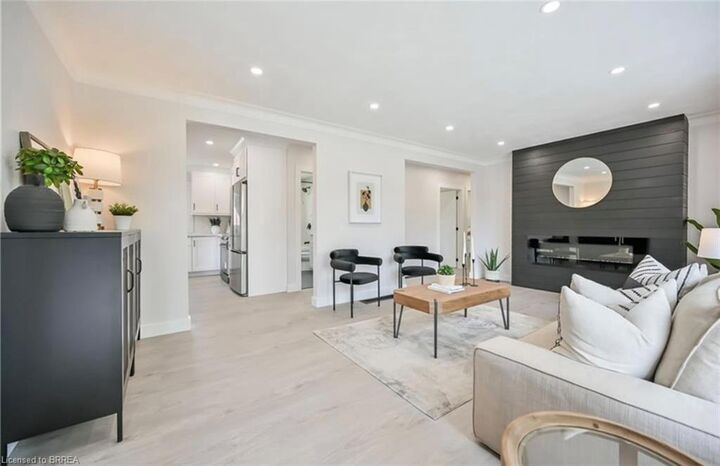 Property Photo:  14 Pembroke Avenue Upper  ON N3R 5B4 