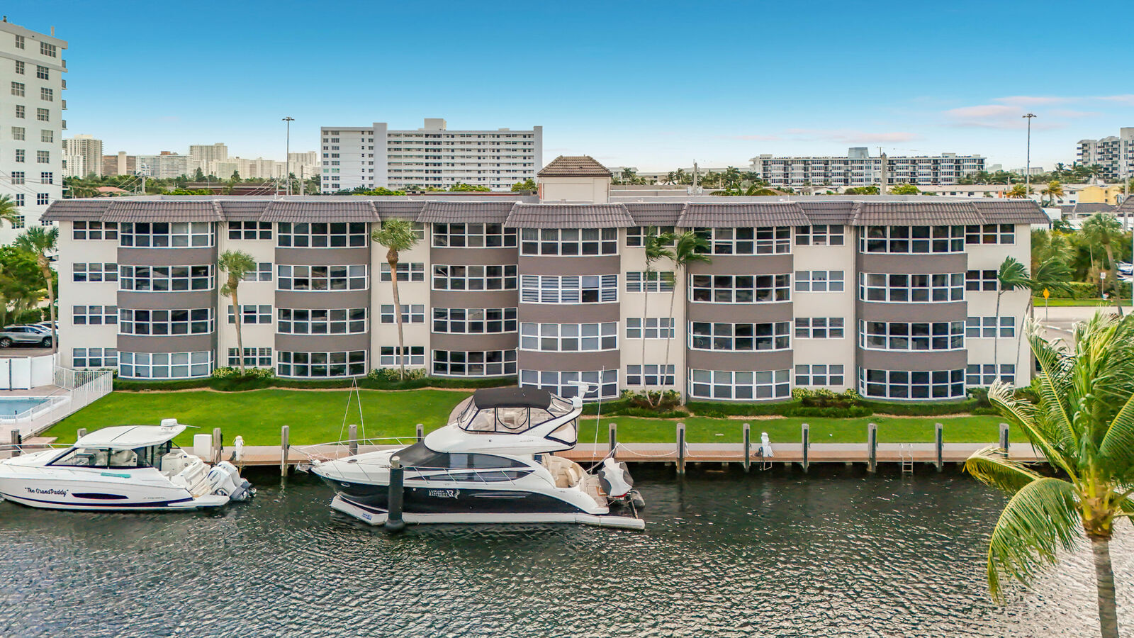 Property Photo:  3121 NE 51st Street NE 102E  FL 33308 