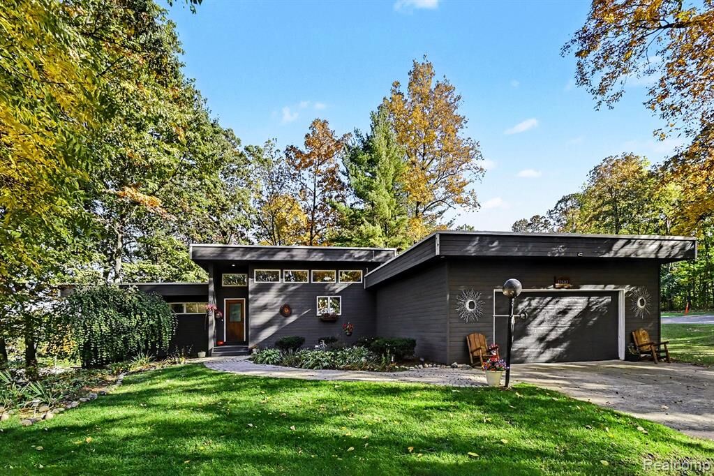 Property Photo:  10685 Oxbow Lakeshore Drive  MI 48386 