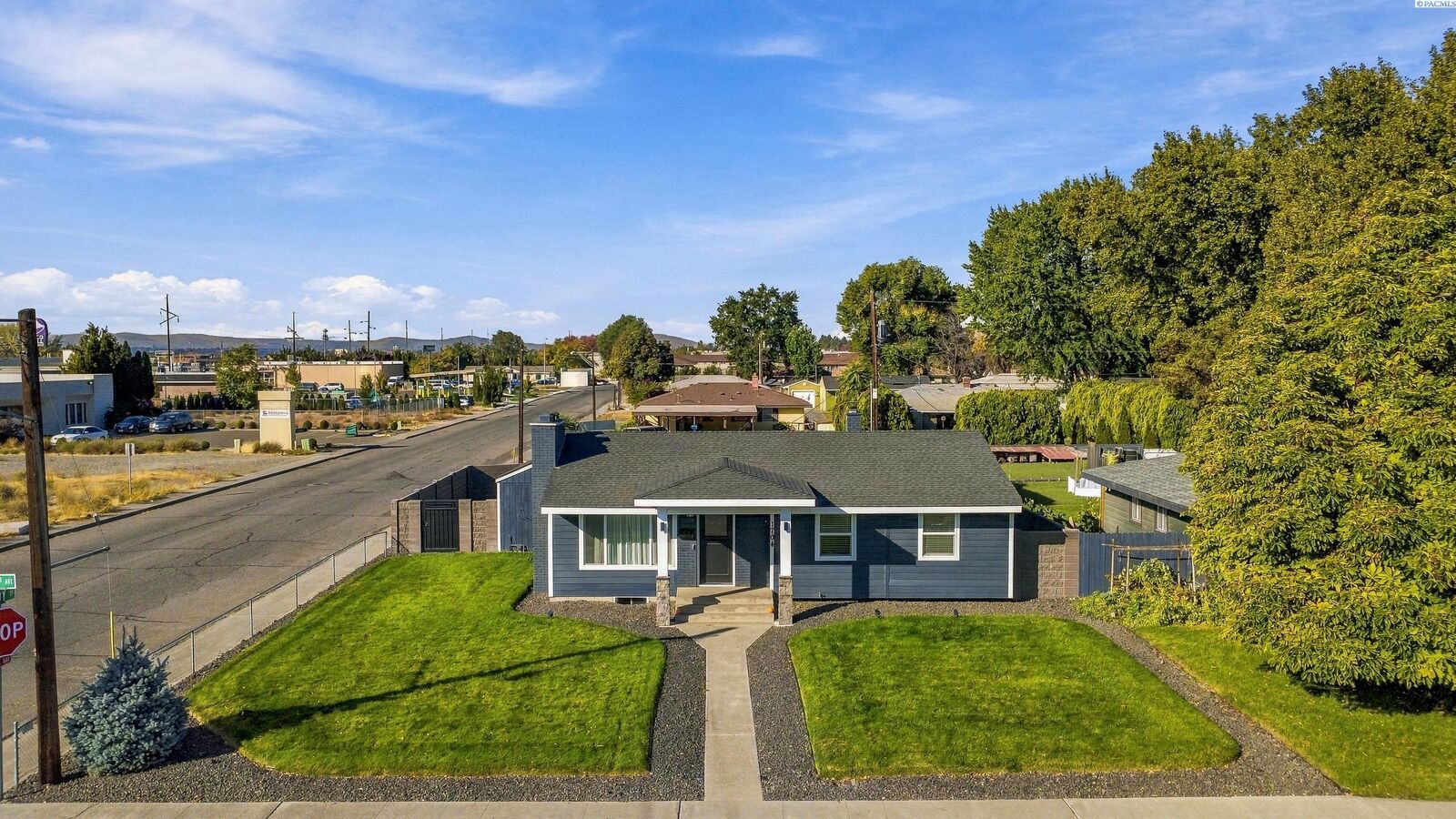 Property Photo:  1704 N 22nd Ave  WA 99301 