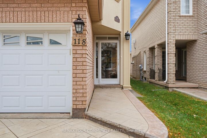 Property Photo:  118 Waterbury Street  ON L7E 2G1 