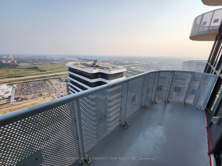 Property Photo:  225 Commerce Street 5805  ON L4K 0R1 