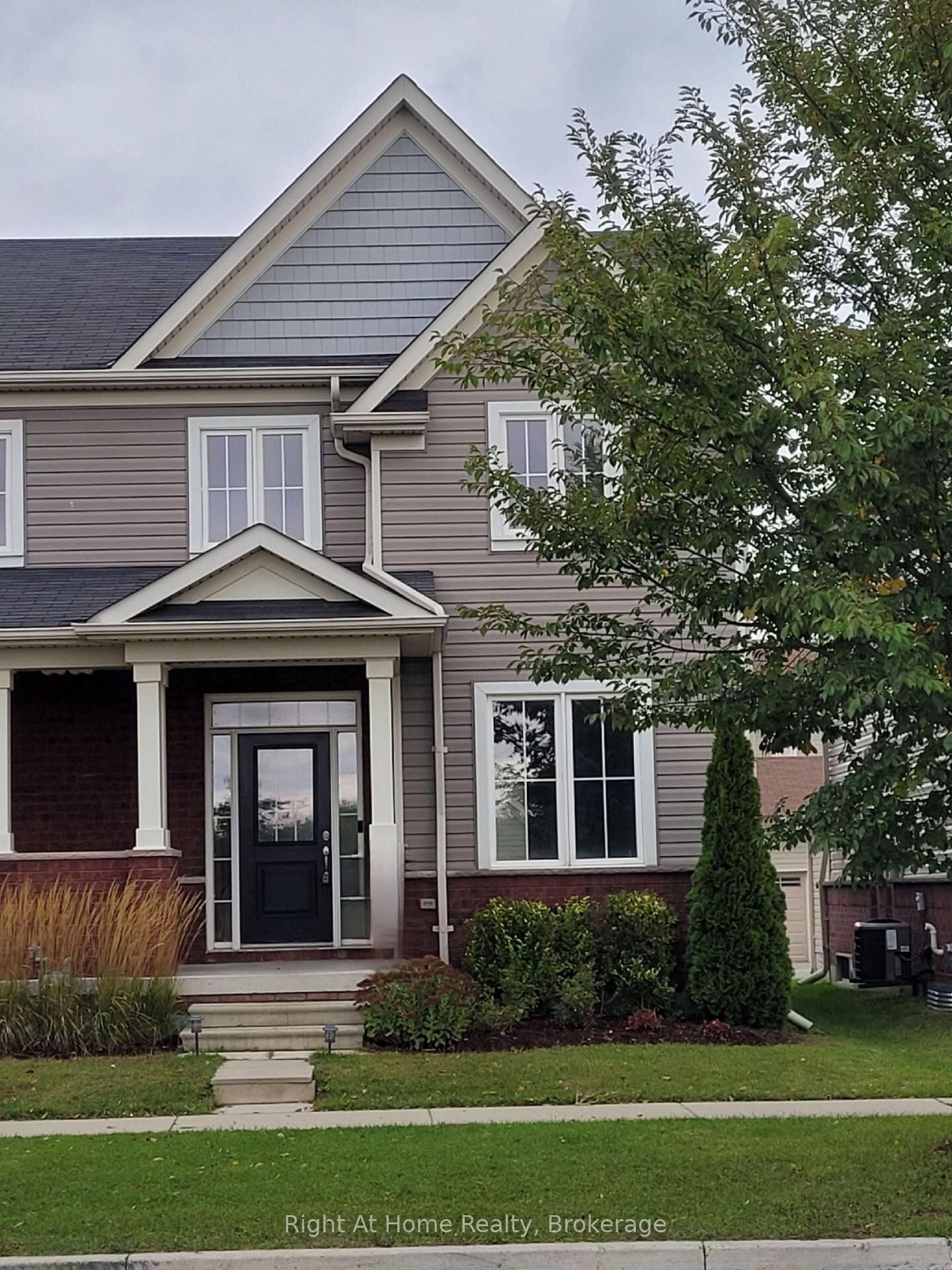 Property Photo:  294 Brookhill Boulevard  ON L1C 0M1 