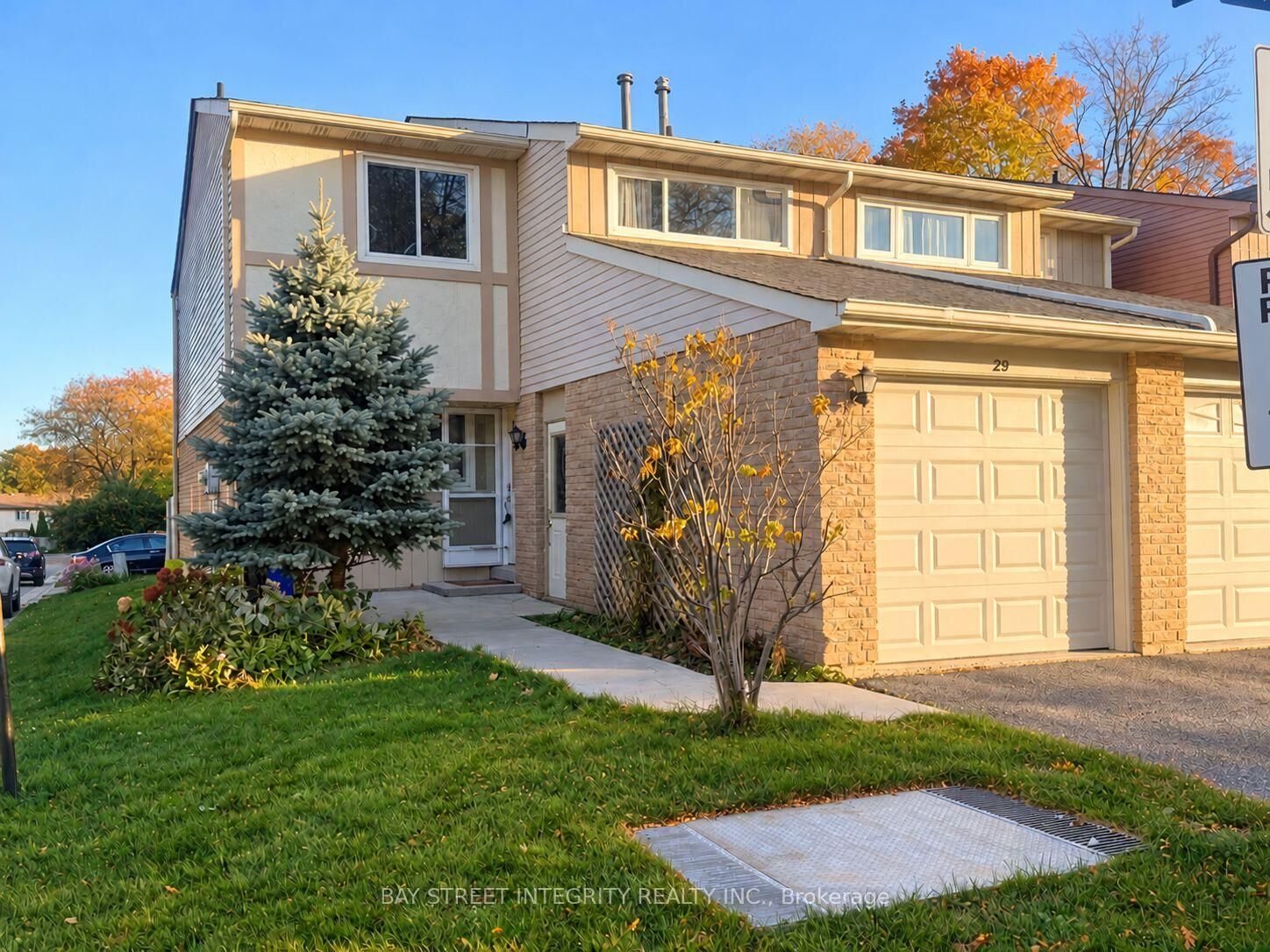 Property Photo:  1580 Lancaster Drive 29  ON L6H 2Z5 