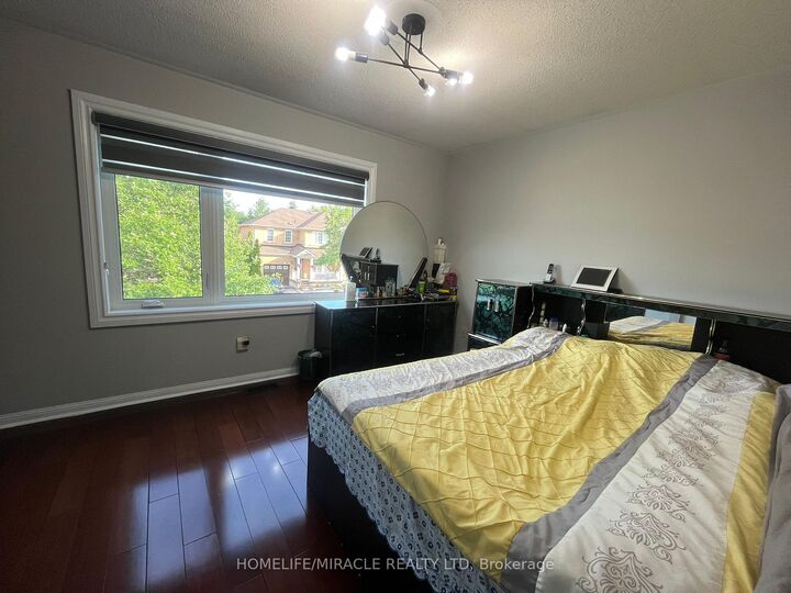 Property Photo:  29 Hummingbird Drive  ON M1X 1W8 