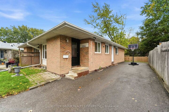 Property Photo:  1916 Reiss Court  ON L5J 3S3 