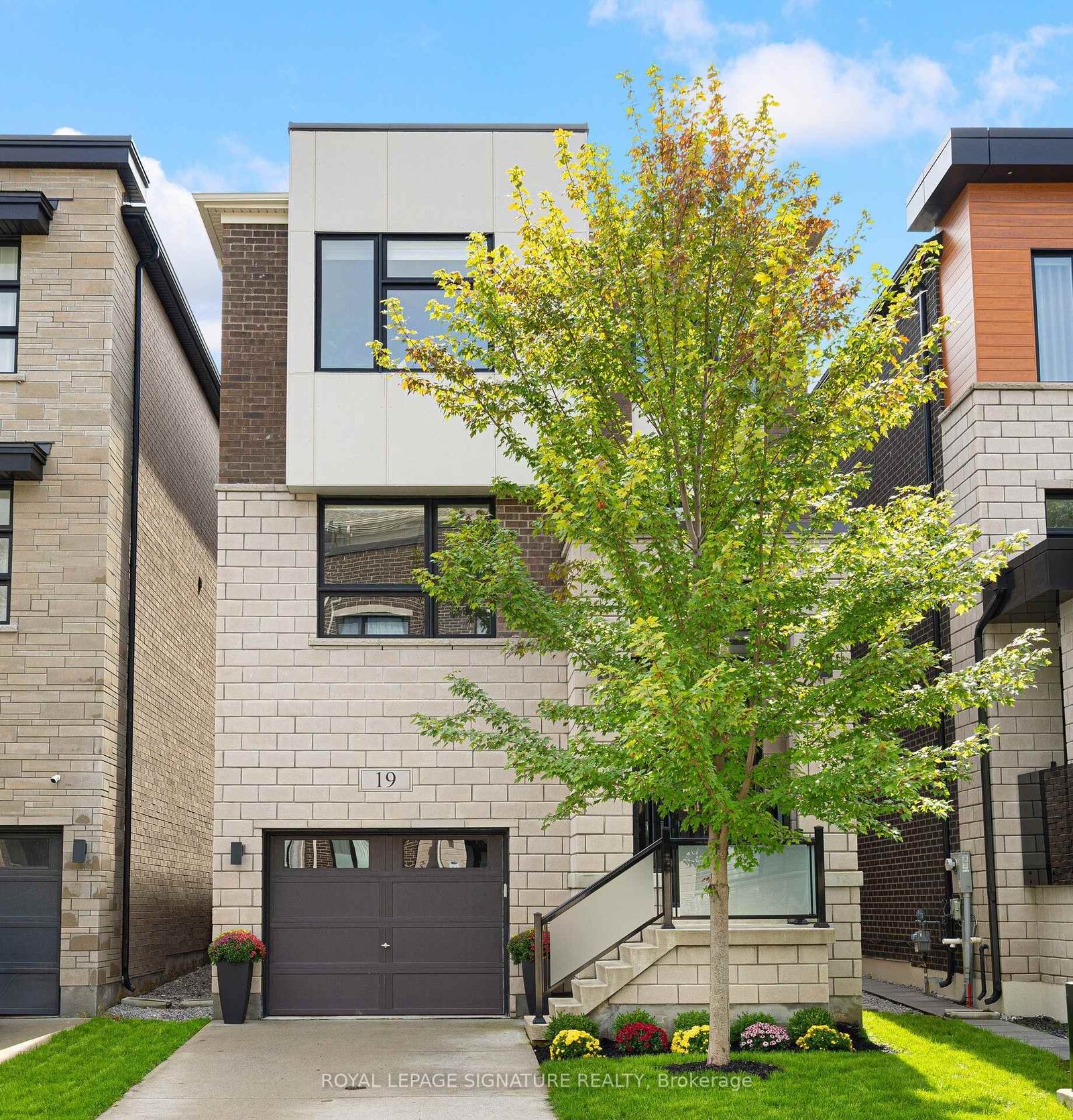 Property Photo:  19 Hollyhock Court  ON M3B 0B4 
