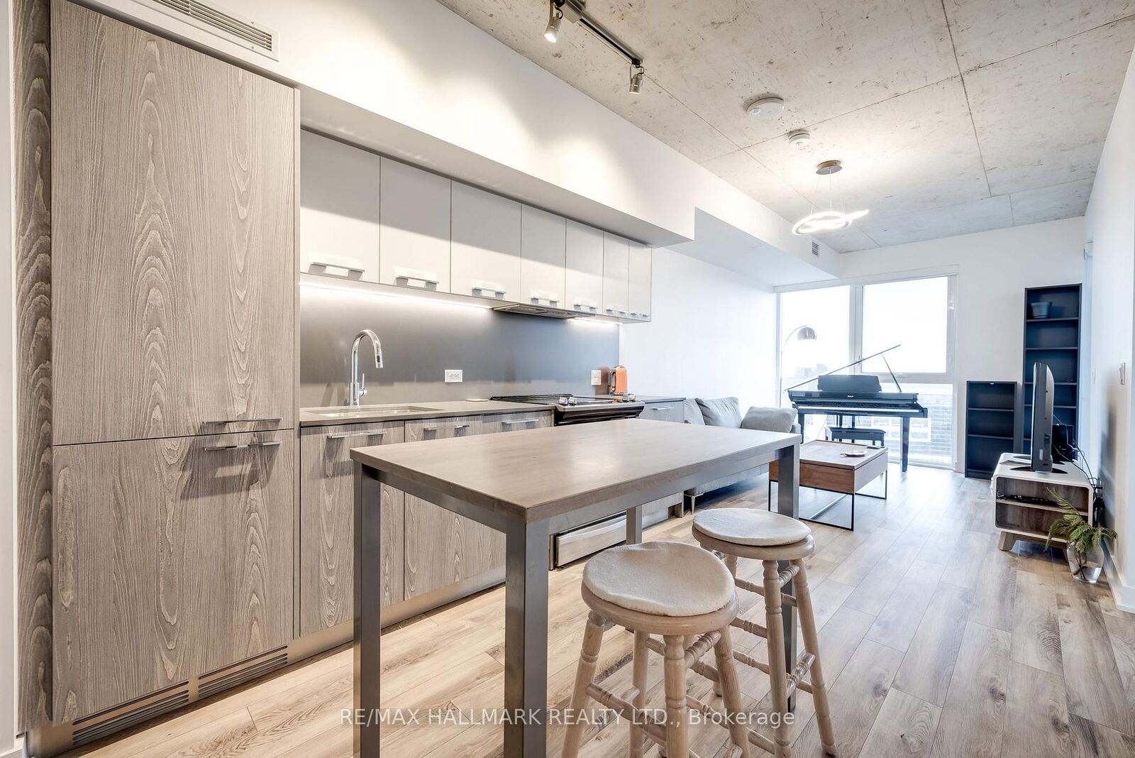 Property Photo:  15 Baseball Place 1106  ON M4M 0E6 