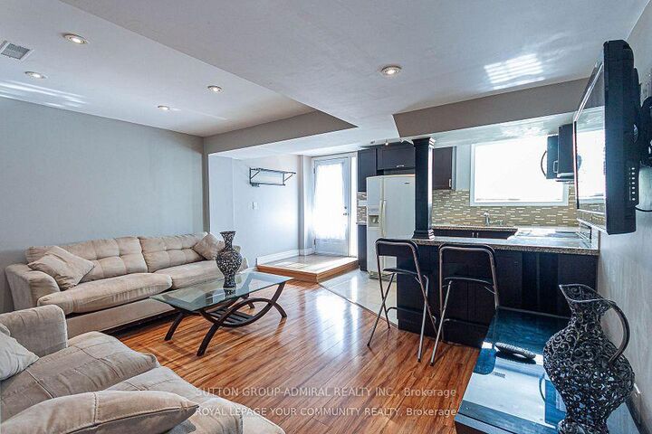 Property Photo:  111 Deerwood Crescent Room 1  ON L4E 4B3 