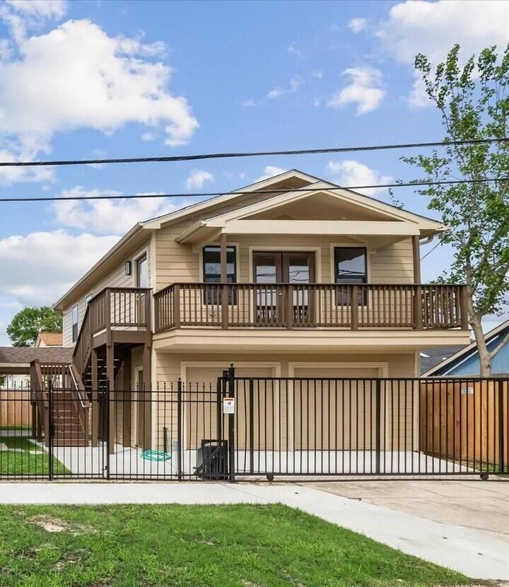 Property Photo:  1313 Pearson Street Apt  TX 77023 