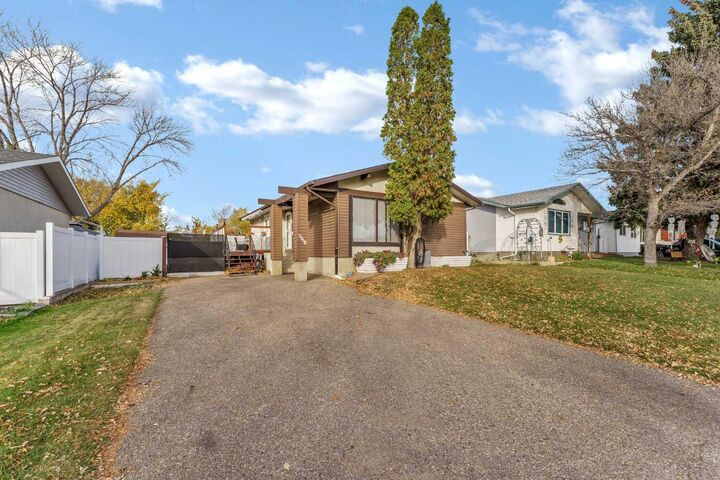 Property Photo:  2158 7 Avenue NE  AB T1C 1K5 
