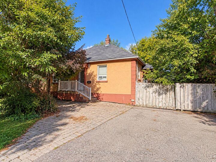 Property Photo: 8 Hillside Avenue ON L4K 1X1