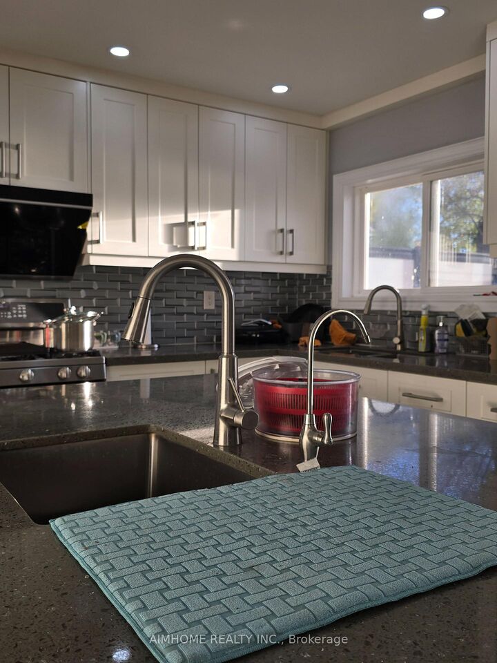 Property Photo:  66A Cooks Bay Drive Rm Primary  ON L4P 1L8 