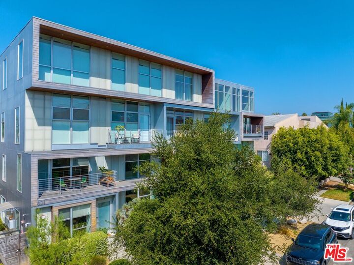 Property Photo:  611 N Bronson Ave, Unit 6  CA 90004 