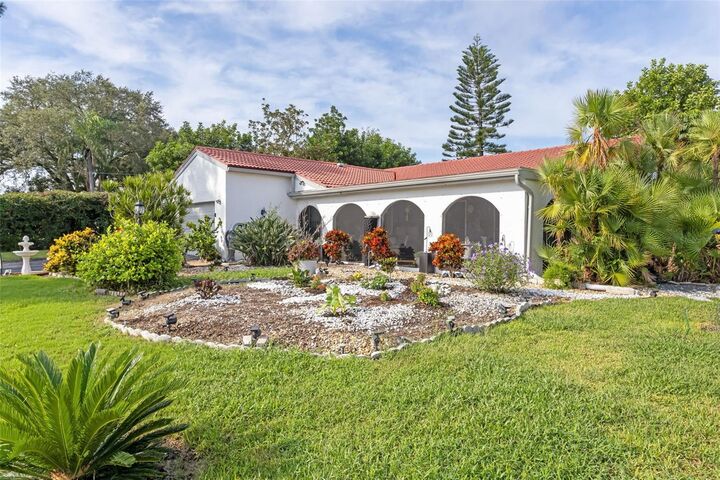 Property Photo: 7236 Las Casas Dr FL 34243
