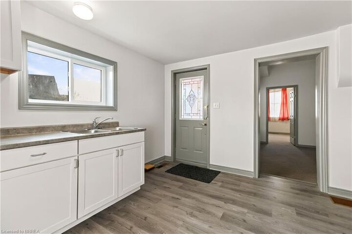 Property Photo:  139 Grand River Avenue Lower  ON N3T 4X5 