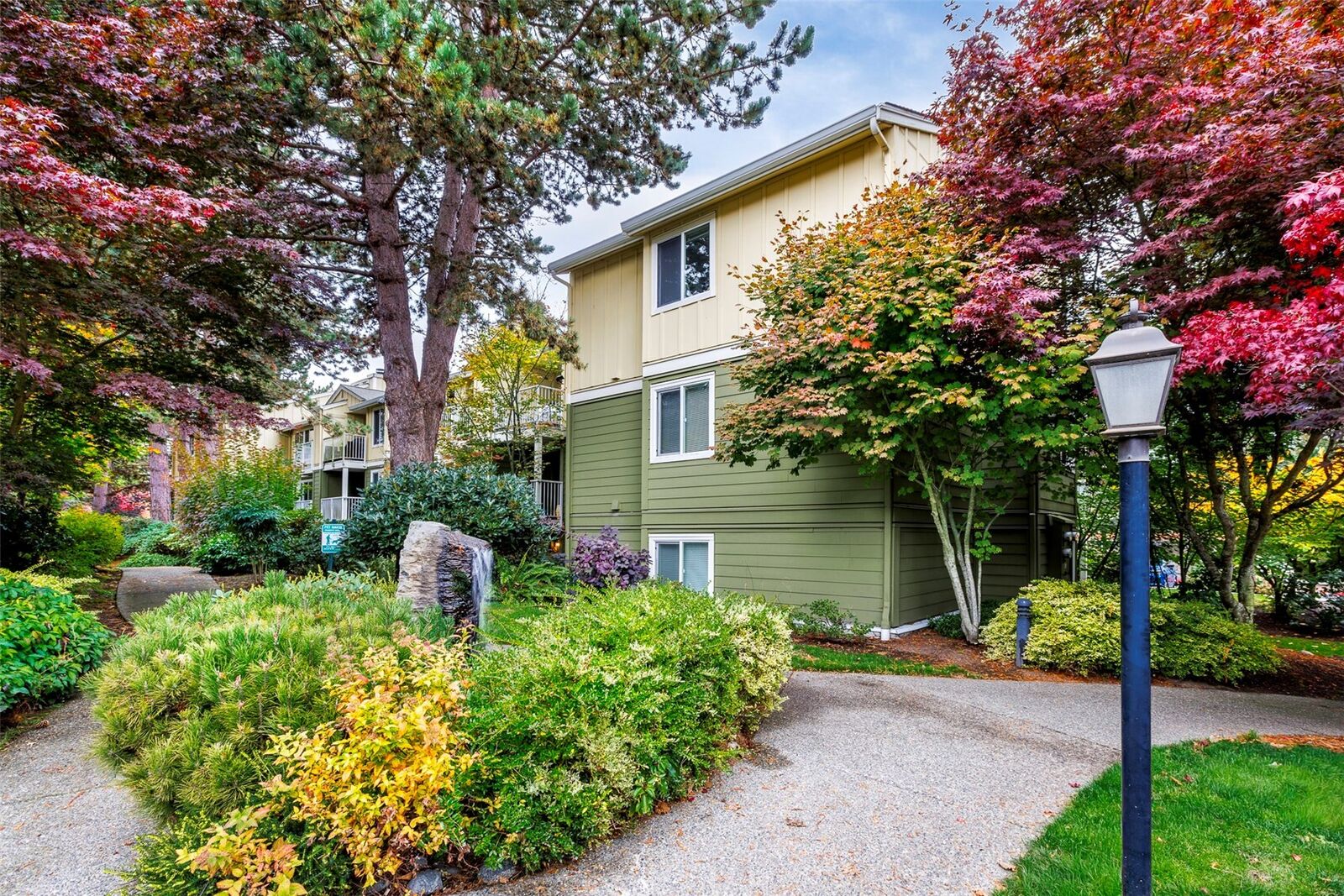 Property Photo:  300 N 130th Street 4103  WA 98133 