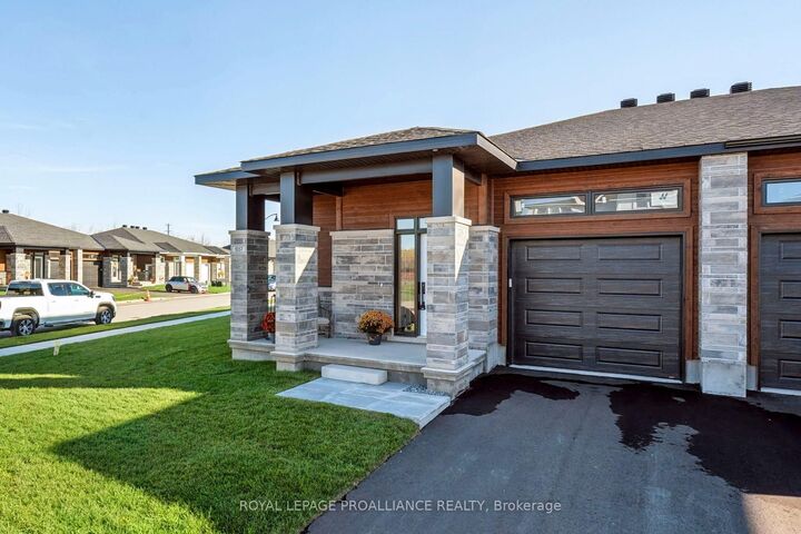 Property Photo:  1057 Moore Street  ON K6V 0H1 