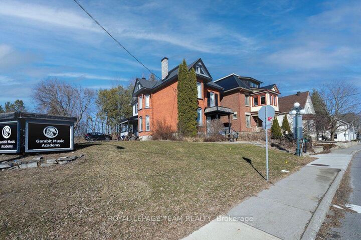 Property Photo:  422 Donald B Munro Drive  ON K0A 1L0 