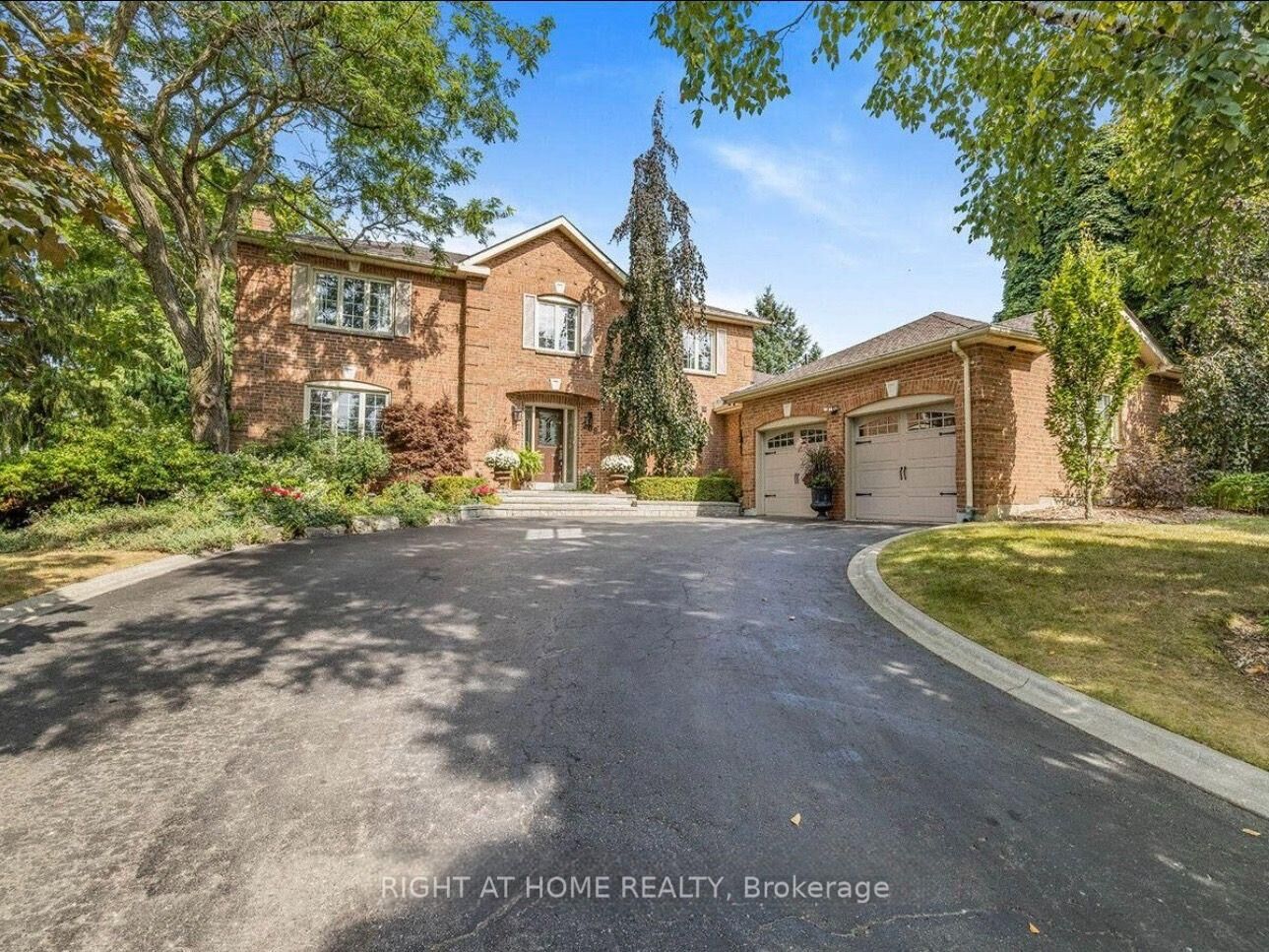 Property Photo:  208 Burton Grove  ON L7B 1C7 