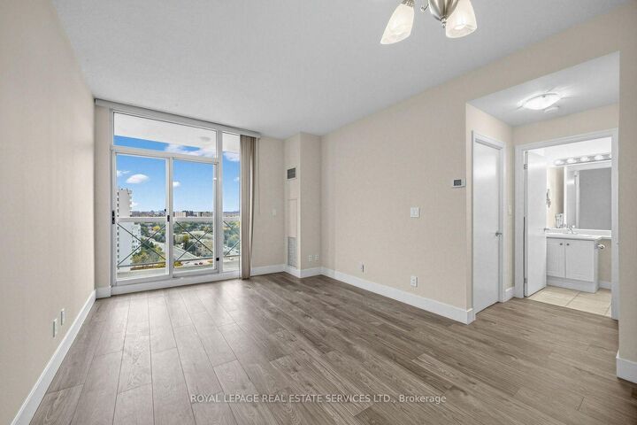 Property Photo:  1359 Rathburn Road E 1704  ON L4W 5P7 
