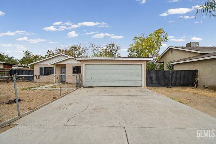 Property Photo:  233 E 5th Street  CA 93307 