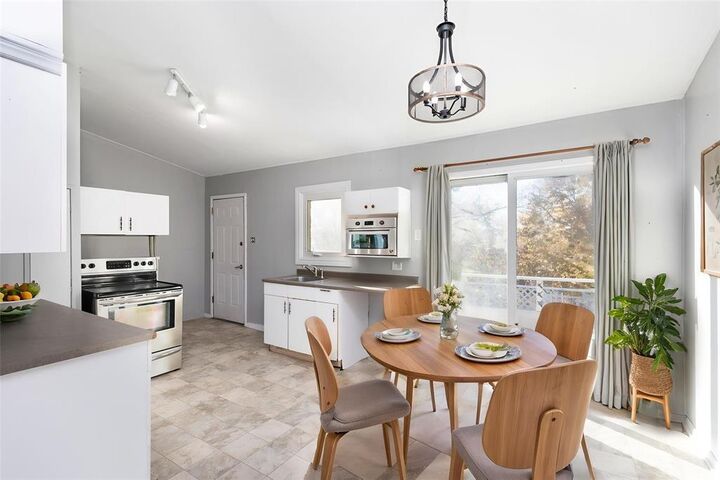 Property Photo:  93 Vandale Street  MB R5H 1B8 