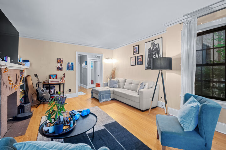 Property Photo: 2037 W Morse Avenue 1 IL 60645
