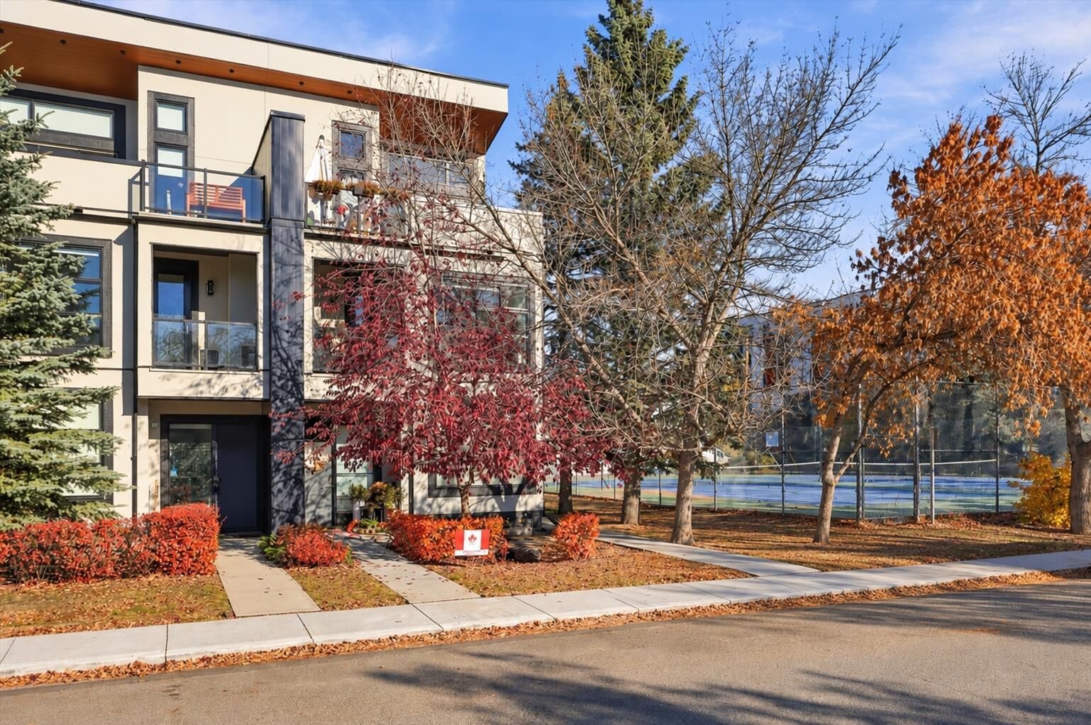 Property Photo:  840 McPherson Road NE 2  AB T2E 4Z5 