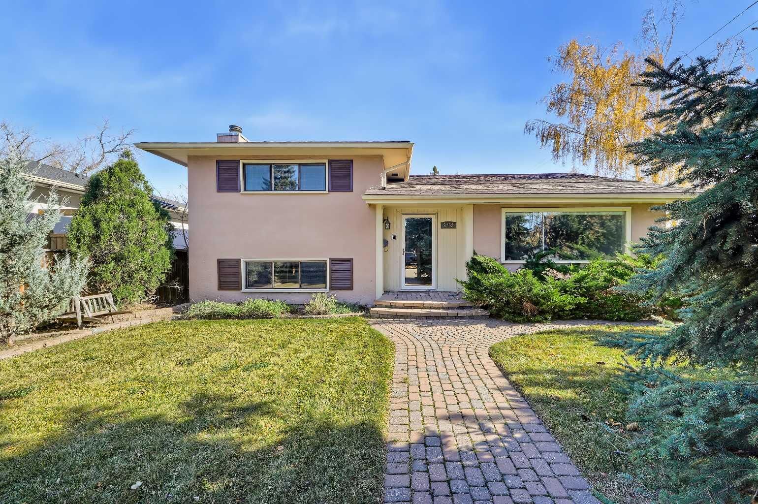 Property Photo:  8252 7 Street SW  AB T2V 1G6 
