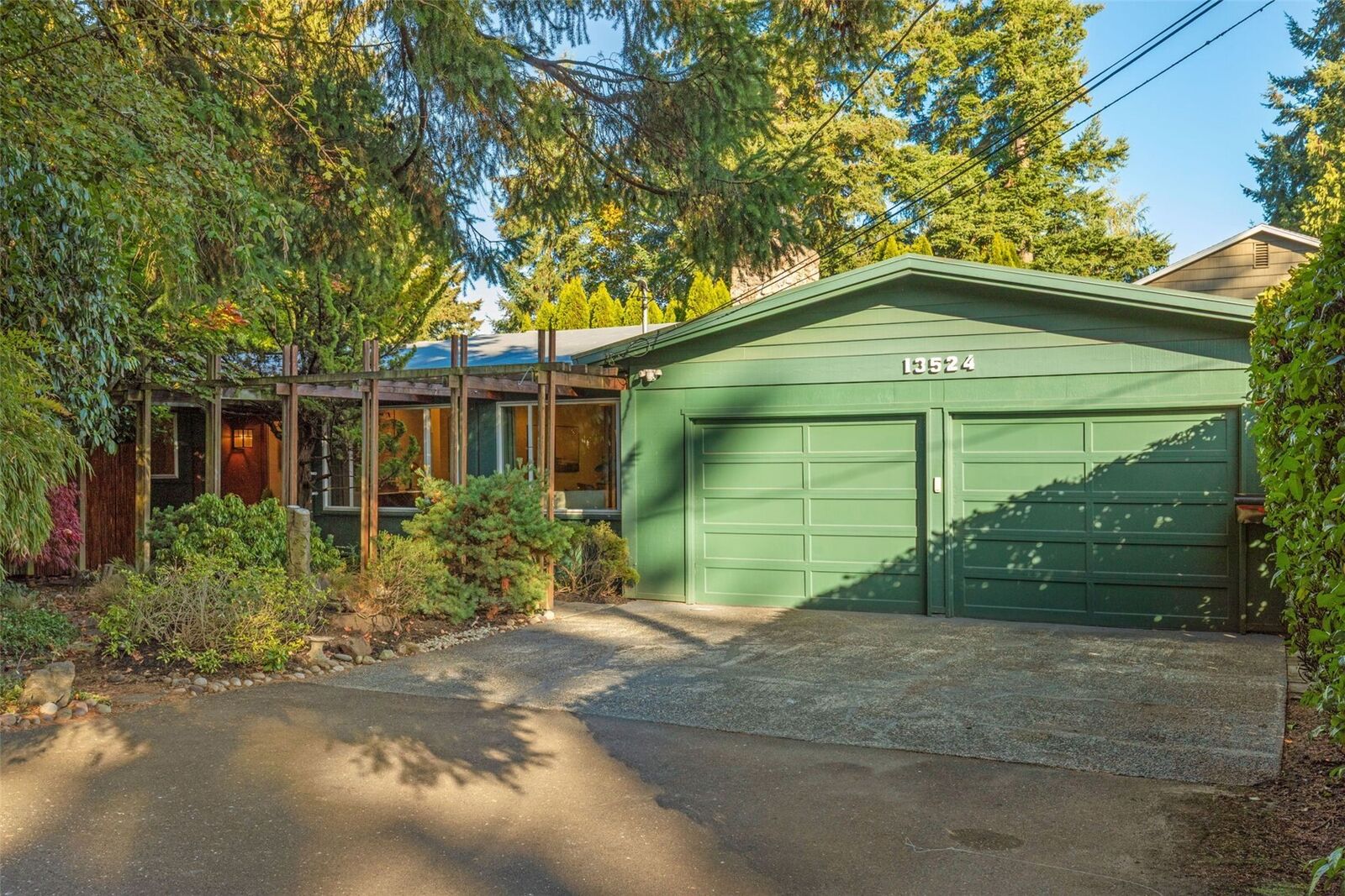 Property Photo:  13524  Roosevelt Way N  WA 98133 