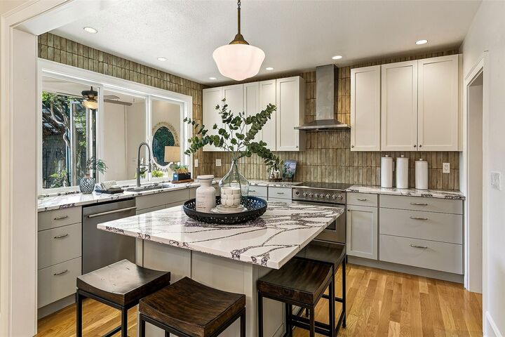 Property Photo: 915 11th Avenue E WA 98102