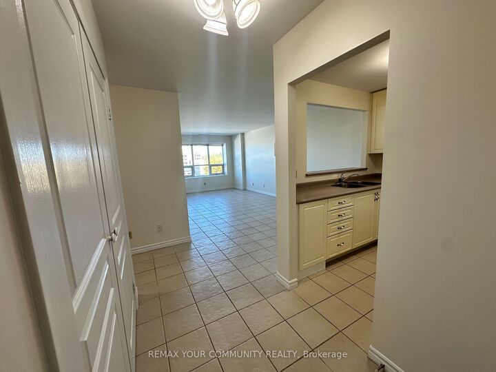 Property Photo:  15207 Yonge Street 503  ON L4G 1L8 