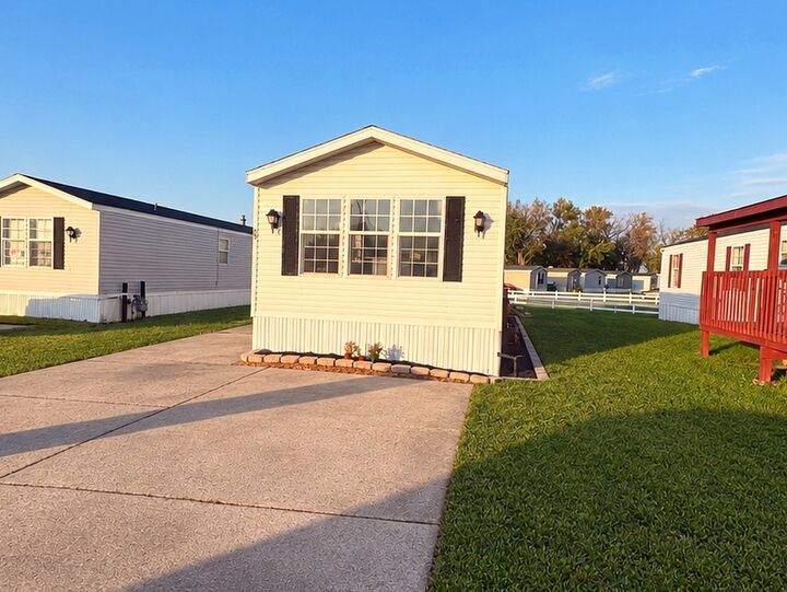 Property Photo: 4001 E 134th Street 69 IL 60633