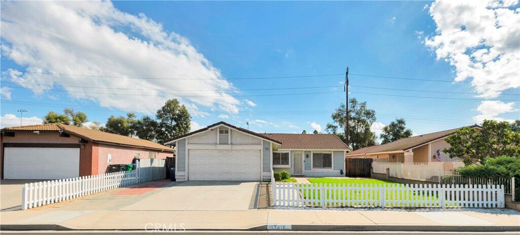 Property Photo:  13416 Oak Dell  CA 92553 