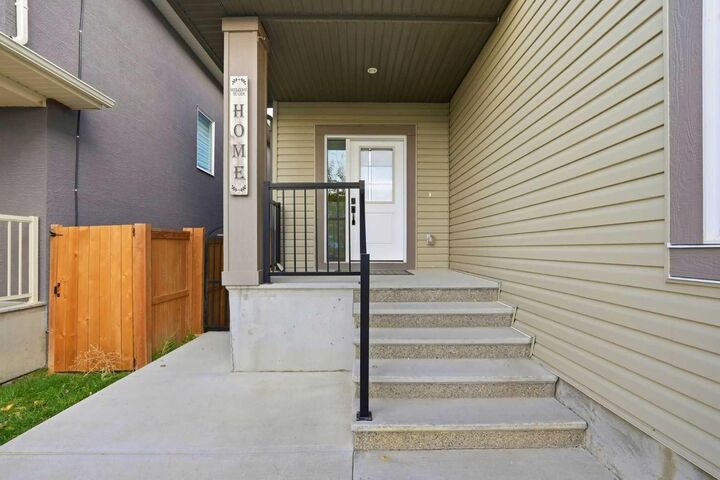 Property Photo:  110 Baysprings Gardens SW  AB T4B 5C5 