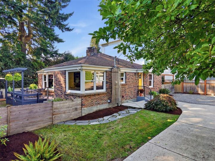 Property Photo:  10735  Densmore Avenue N  WA 98133 