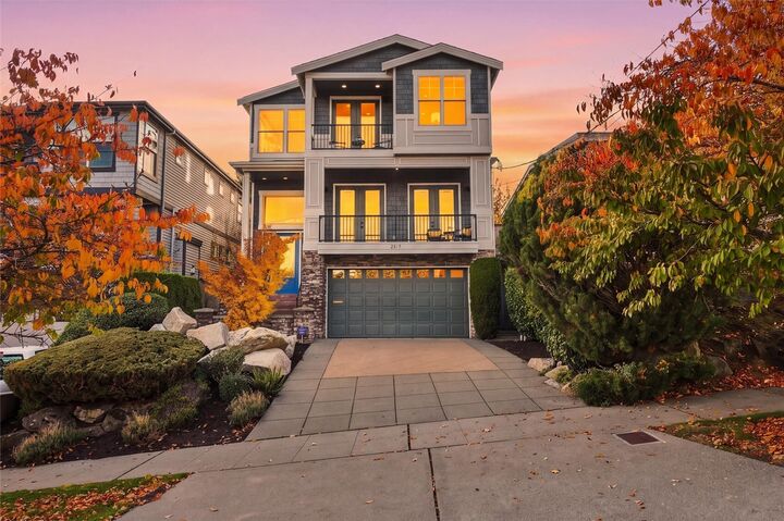 Property Photo:  2517  25th Avenue W  WA 98199 