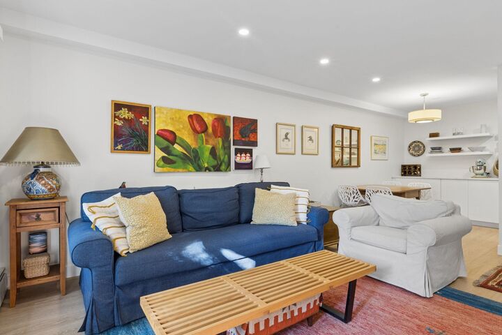 Property Photo: 809 W 16th Street 107 BC V7P 1R2