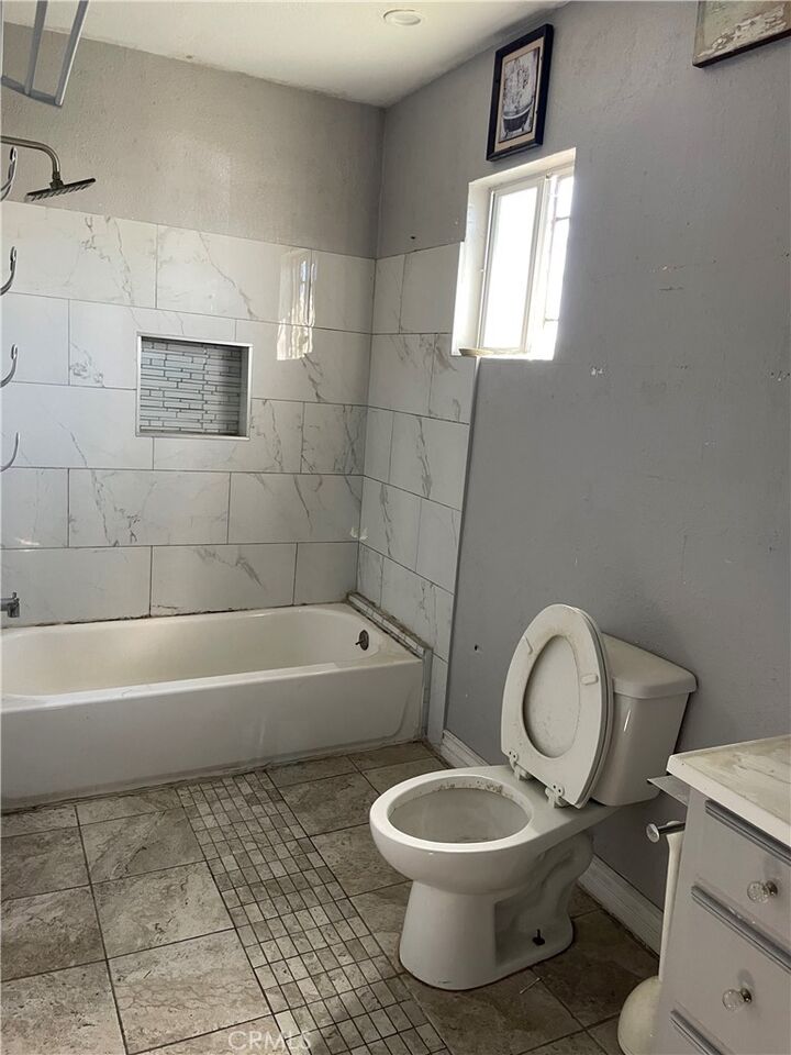 Property Photo: 2112 W 57th CA 90062