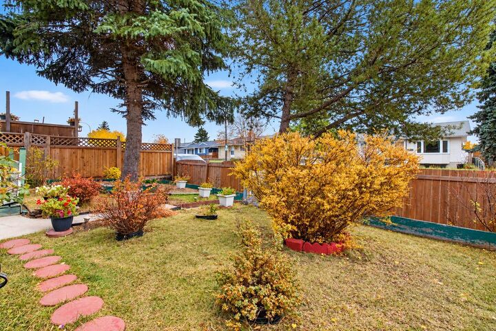 Property Photo:  3620 Dover Ridge Drive SE  AB T2B 2B4 